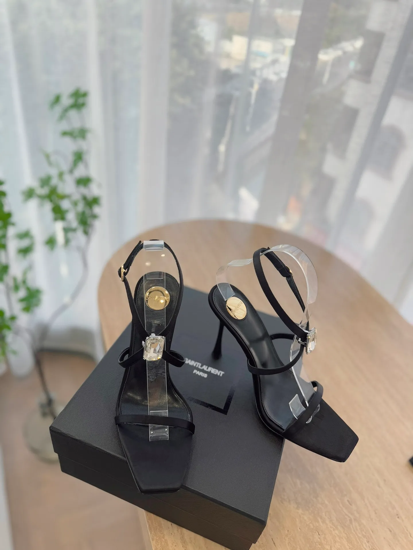 👟👟Ex-factory price 520👟👟 High version "SAINT LAUREN*" Saint Laurent YSL 25ss/spring and summer new catwalk style large rhinestone high-heeled shoes and sandals. Only YSL understands women's hearts best and does not accept refutation. It is a super invincible feminine artifact and a must-have for women (z-product full-body customization, own molded hardware accessories, perfect consistency). Compare the differences between pictures and goods on the market. ✔Upper: Customized imported calf patent leather/silk ✔Lining: Imported 🐑sheep leather ✔Sole: Imported genuine leather outsole ✔Heel height: 10.5cm ✔Number of yards: 35-39 (40 can be customized and non-returnable) (Full set of packaging)
